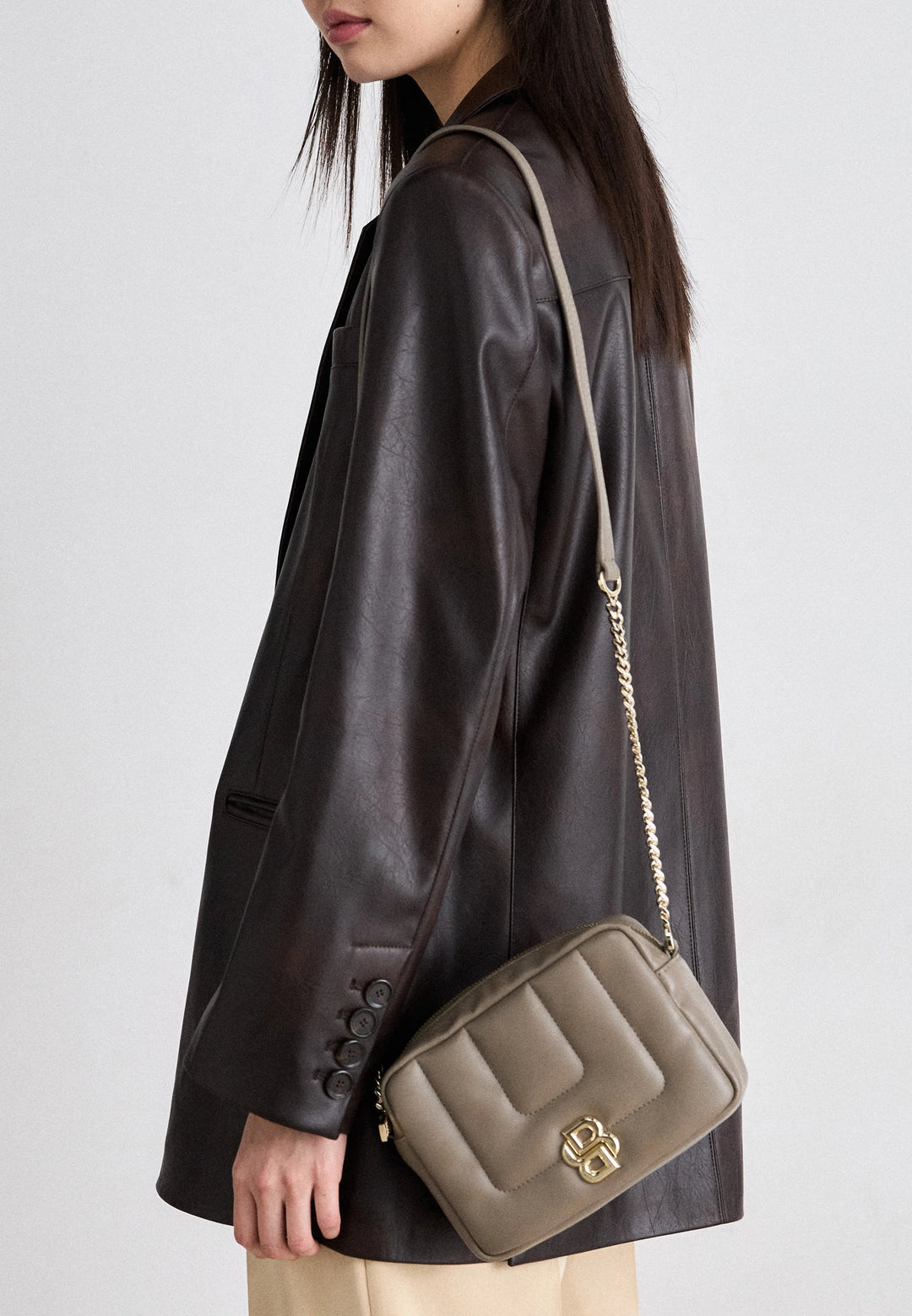 Liu Jo - Liu Jo Quilted B-Logo Crossbody Bag - ليو جو - حقيبة كروسبودي مبطنة بشعار B من ليو جو