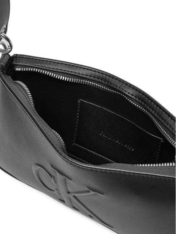 Calvin Klein - sculpted shoulder pouch in black  - كالفن كلاين - حقيبة كتف منحوتة من كالفن كلاين جينز باللون الأسود