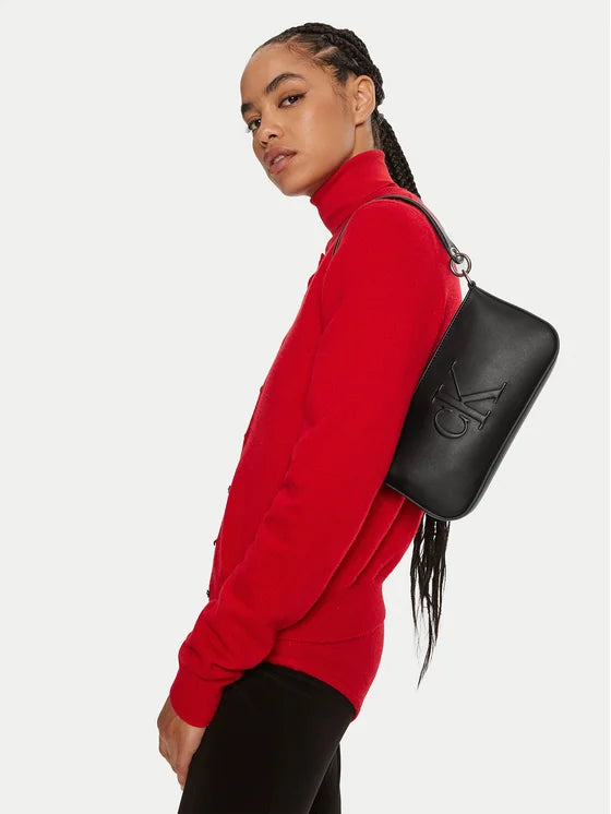 Calvin Klein - sculpted shoulder pouch in black  - كالفن كلاين - حقيبة كتف منحوتة من كالفن كلاين جينز باللون الأسود