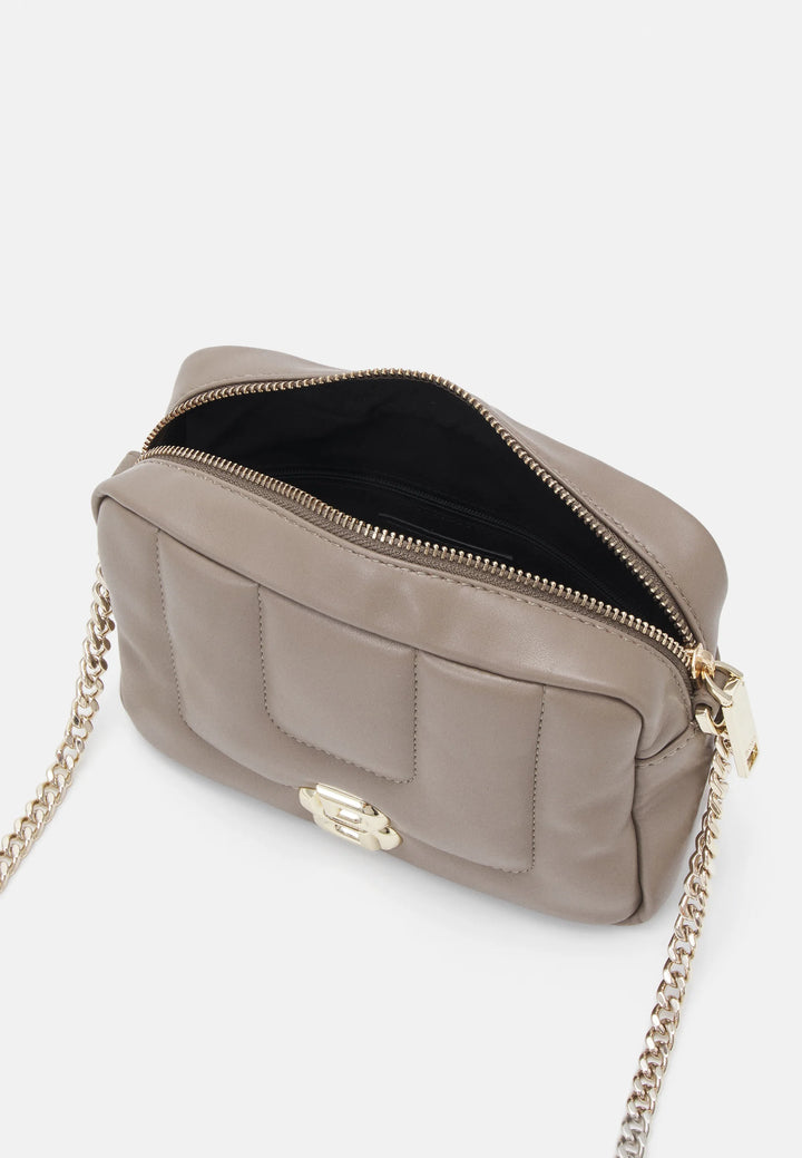 Liu Jo - Liu Jo Quilted B-Logo Crossbody Bag - ليو جو - حقيبة كروسبودي مبطنة بشعار B من ليو جو