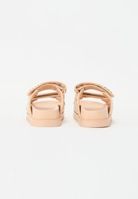 Guess FADELIZZ - Mules - cream - فاديليز - مules - كريم