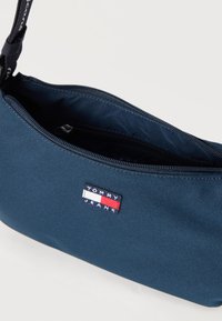 Tommy Jeans DAILY SHOULDER BAG - تومي جينز حقيبة كتف يومية