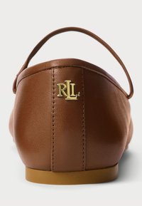 JAYNA NAPPA LEATHER MARY JANE FLAT - حذاء جاينا من جلد ناپا