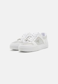 Guess NARESA - Trainers - white - جيس ناريسا - حذاء رياضي - أبيض