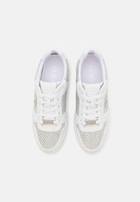 Guess NARESA - Trainers - white - جيس ناريسا - حذاء رياضي - أبيض