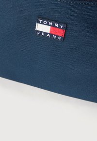 Tommy Jeans DAILY SHOULDER BAG - تومي جينز حقيبة كتف يومية