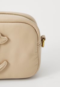 Just Cavalli RANGE PUFFY LOGO UP - Cross body bag - beige - جست كافالي حقيبة كروس بودي بشعار بارز ومنتفخ - بيج