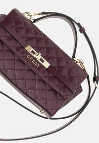 Guess MINI-HENKEL IDRA 4G-LOGO - Handbag - جيس حقيبة يد ميني-هينكل ايدرا بشعار 4G
