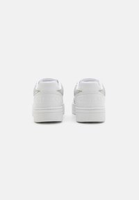 Guess NARESA - Trainers - white - جيس ناريسا - حذاء رياضي - أبيض